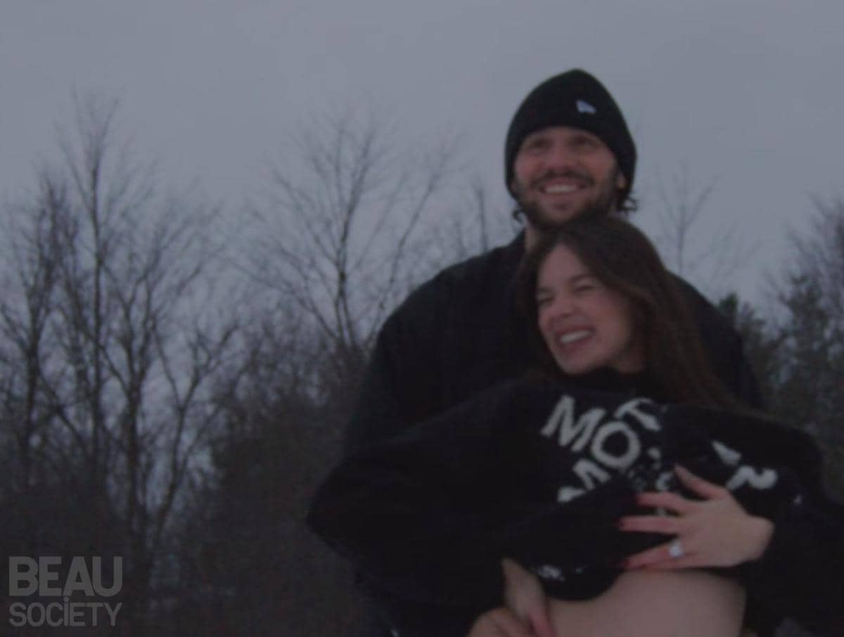 Hailee Steinfeld umumkan kehamilan (instagram.com/haileesteinfeld)