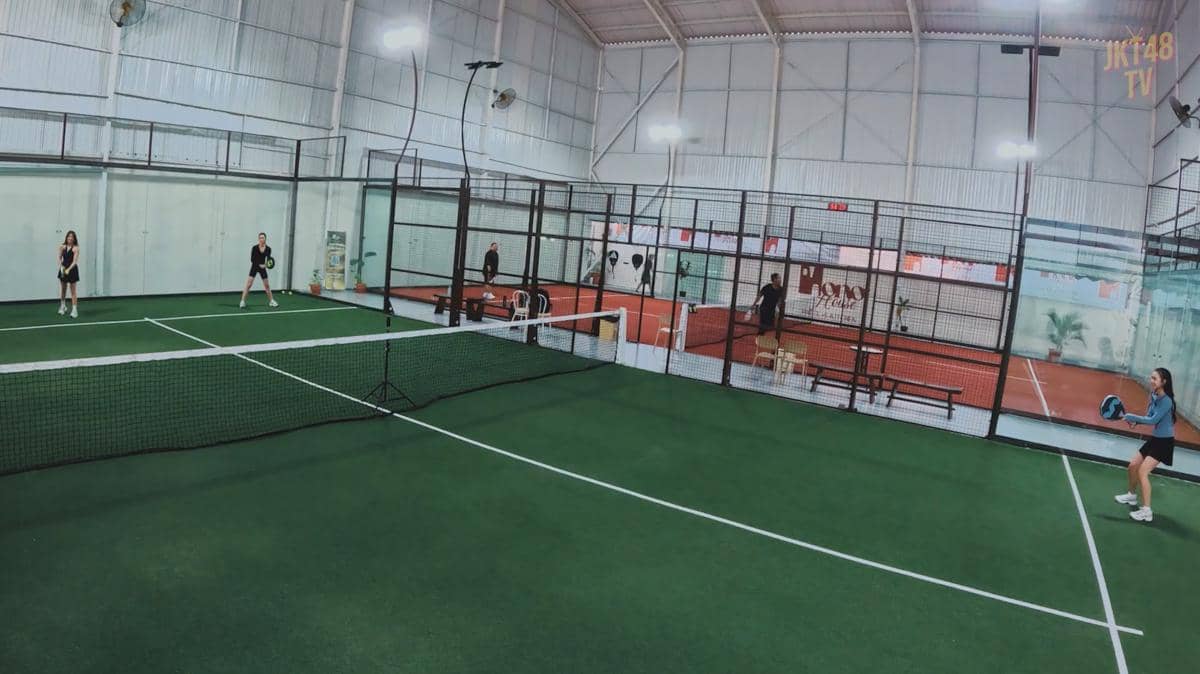 member JKT48 pertama kali main padel (youtube.com/jkt48tv)