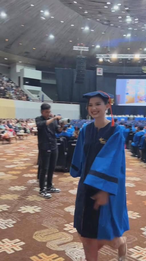 Sarah Menzel Wisuda S1 (instagram.com/ashanty_ash)