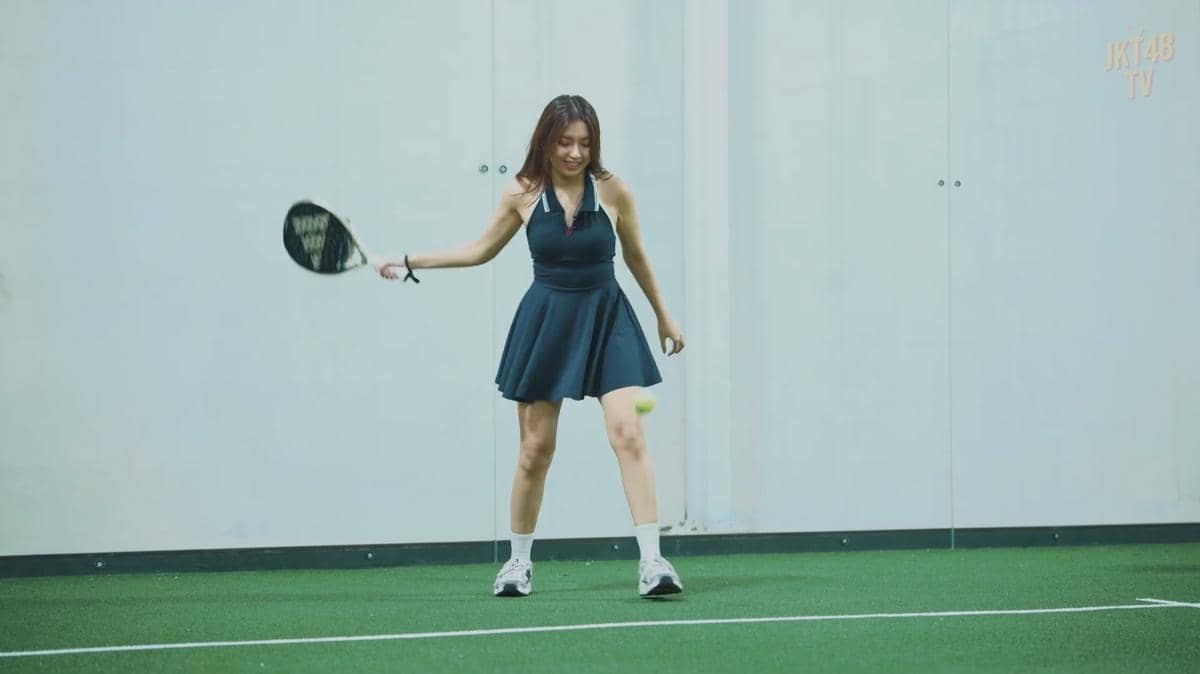 member JKT48 pertama kali main padel (youtube.com/jkt48tv)