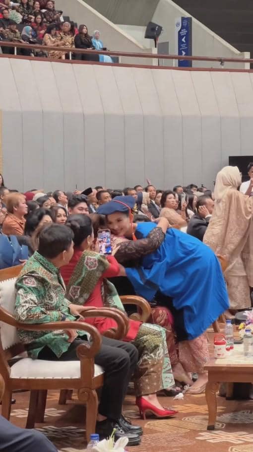 Sarah Menzel Wisuda S1 (instagram.com/ashanty_ash)