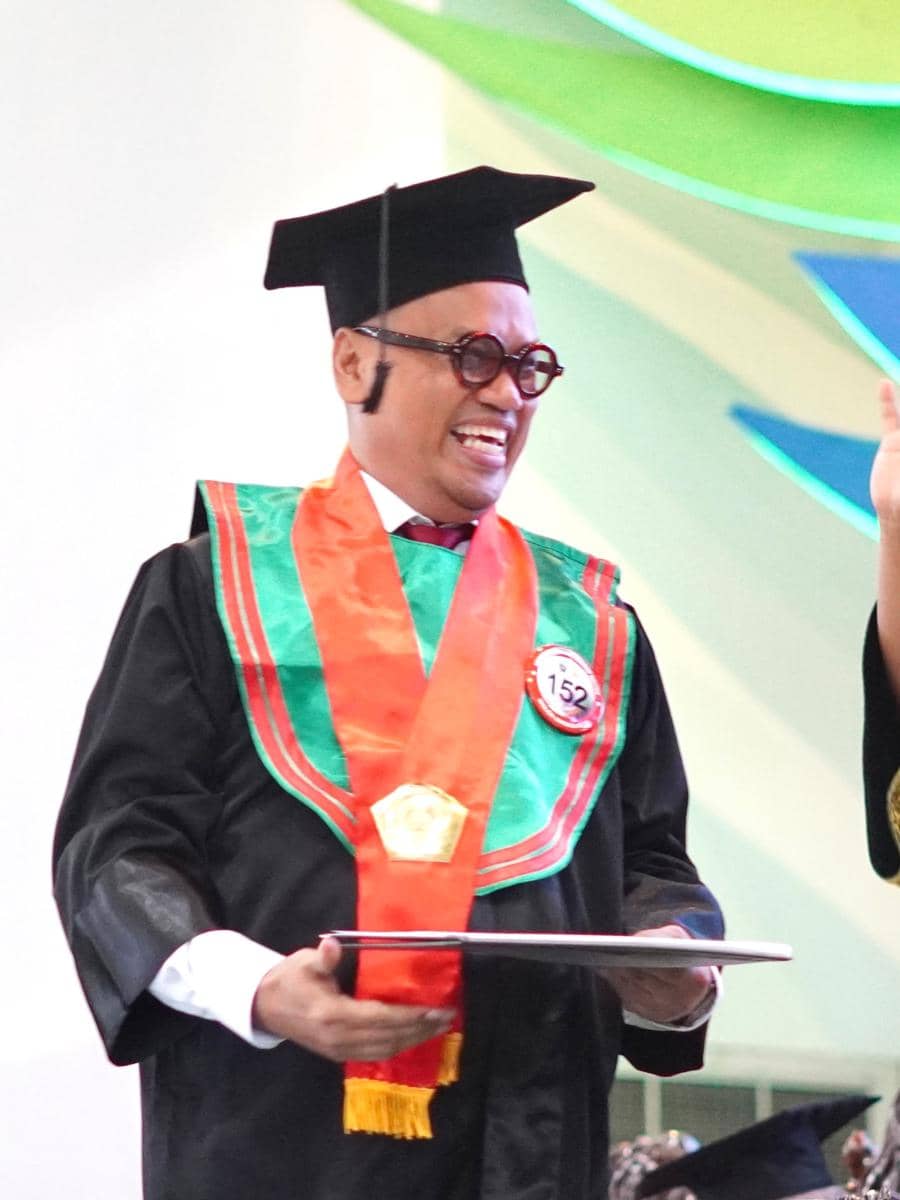 Uya Kuya wisuda S2 (instagram.com/astridkuya)