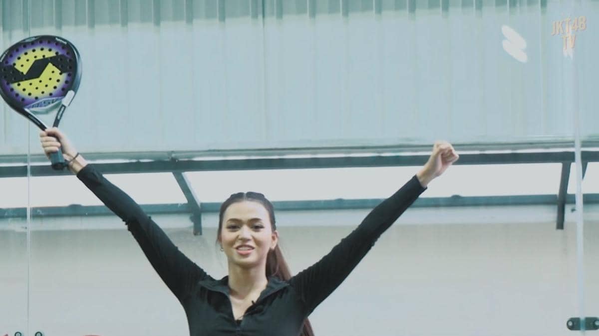 member JKT48 pertama kali main padel (youtube.com/jkt48tv)