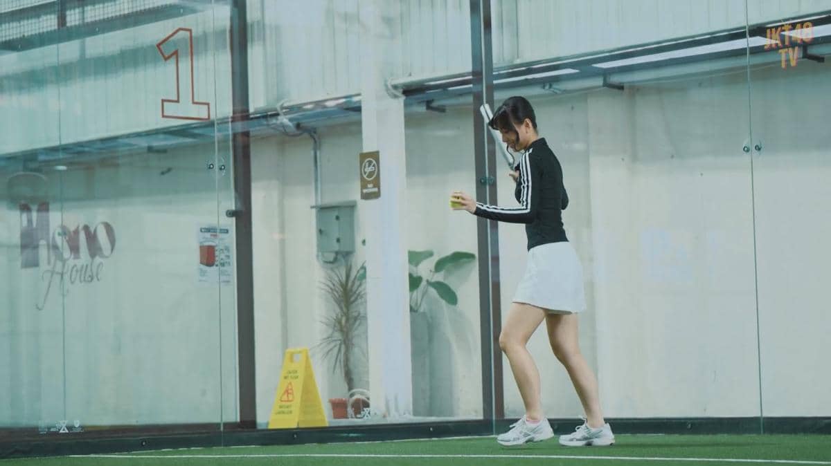 member JKT48 pertama kali main padel (youtube.com/jkt48tv)