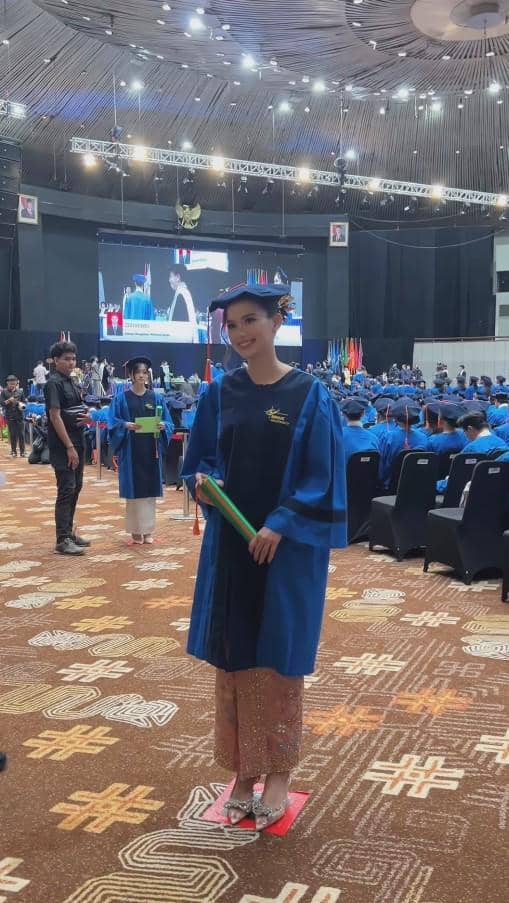 Sarah Menzel Wisuda S1 (instagram.com/ashanty_ash)