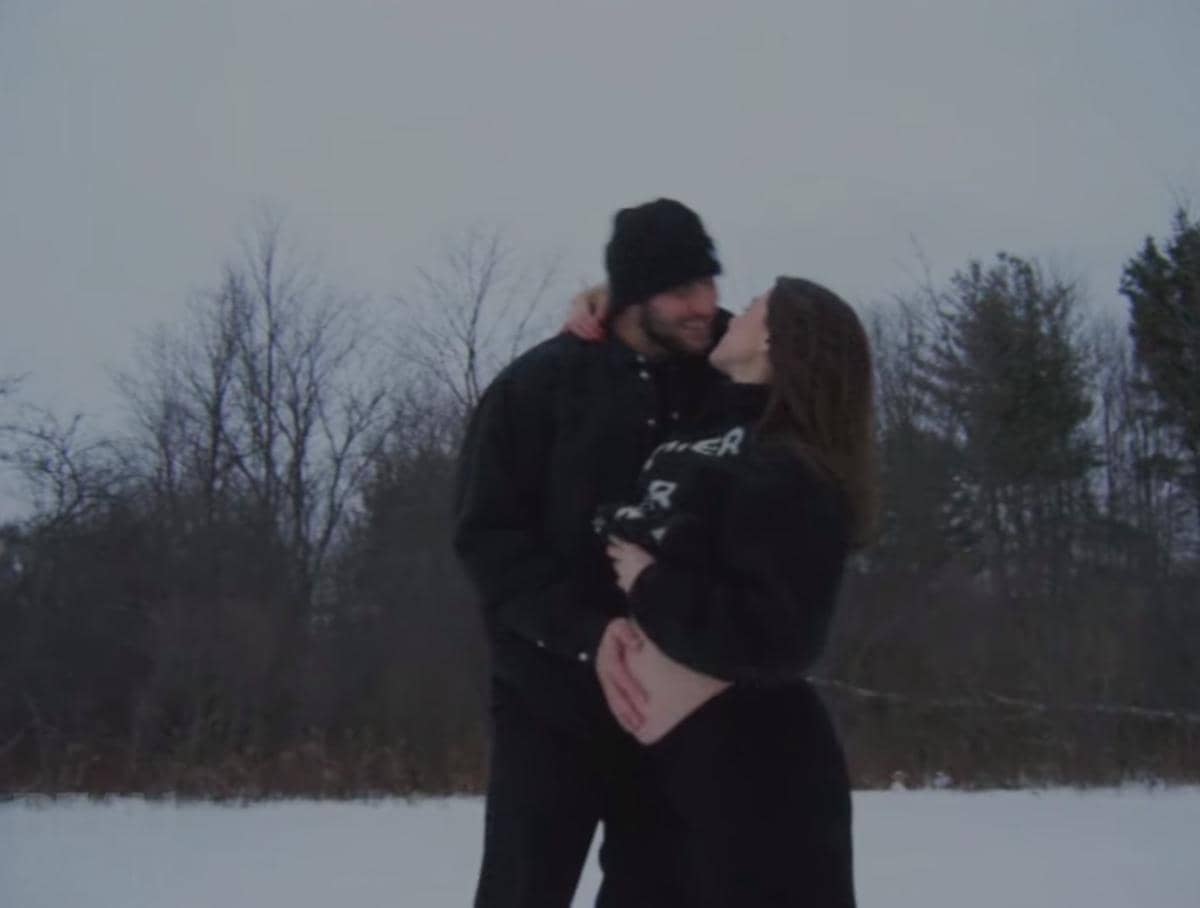 Hailee Steinfeld umumkan kehamilan (instagram.com/haileesteinfeld)