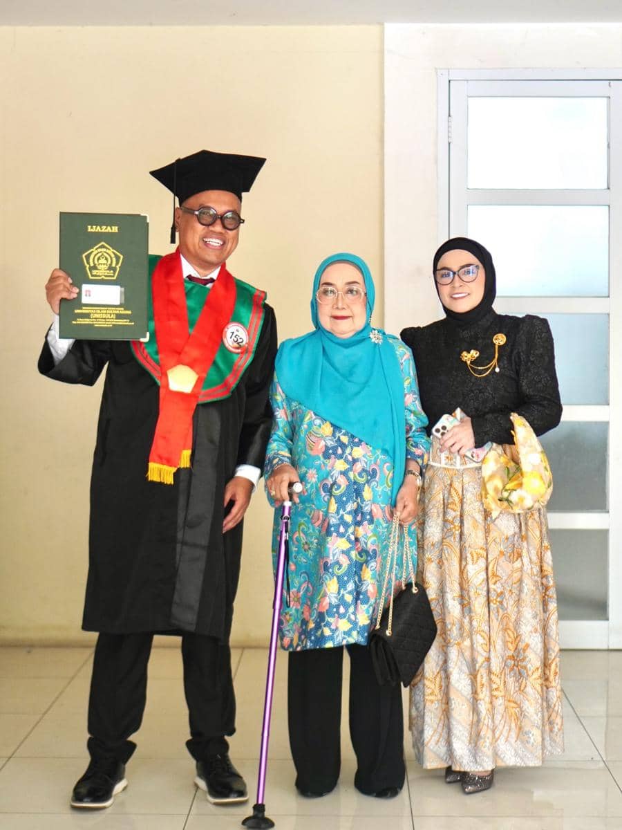 Uya Kuya wisuda S2 (instagram.com/astridkuya)