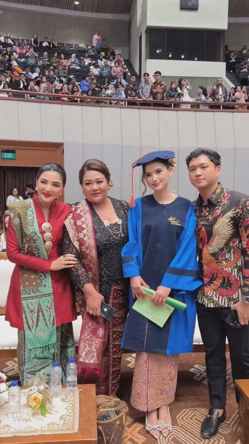 Sarah Menzel Wisuda S1 (instagram.com/ashanty_ash)
