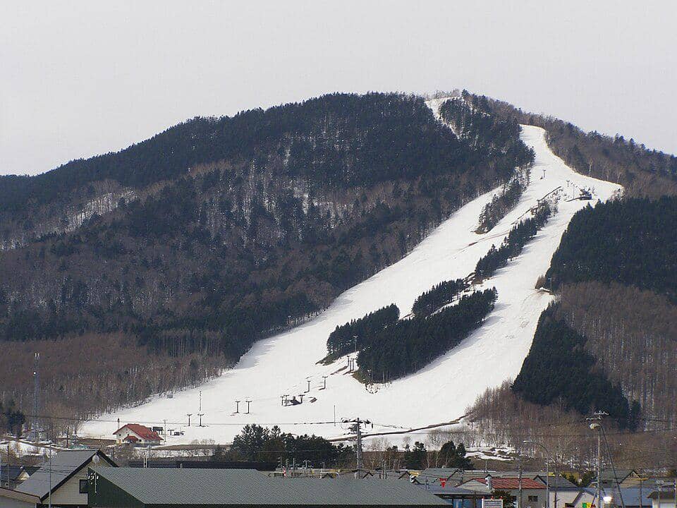 potret lereng ski Furano yang dekat dengan kota