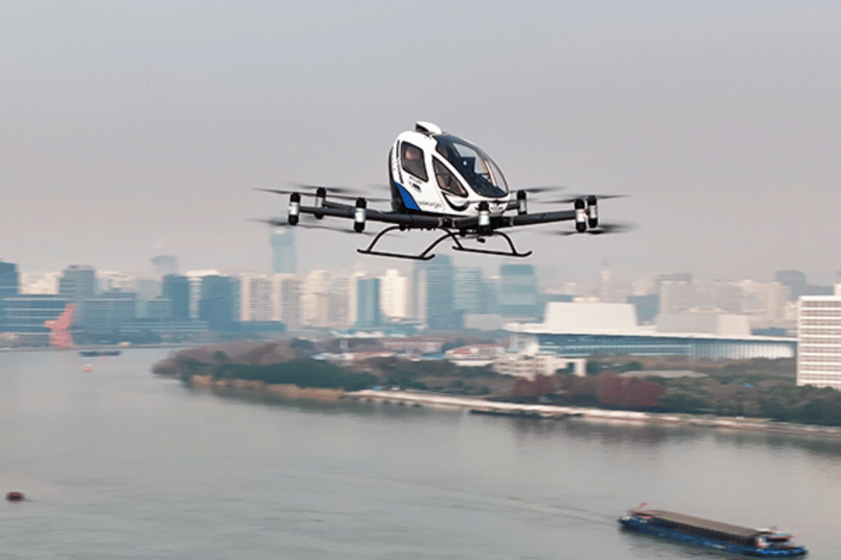 Drone ambulans EHang terbang di atas kota