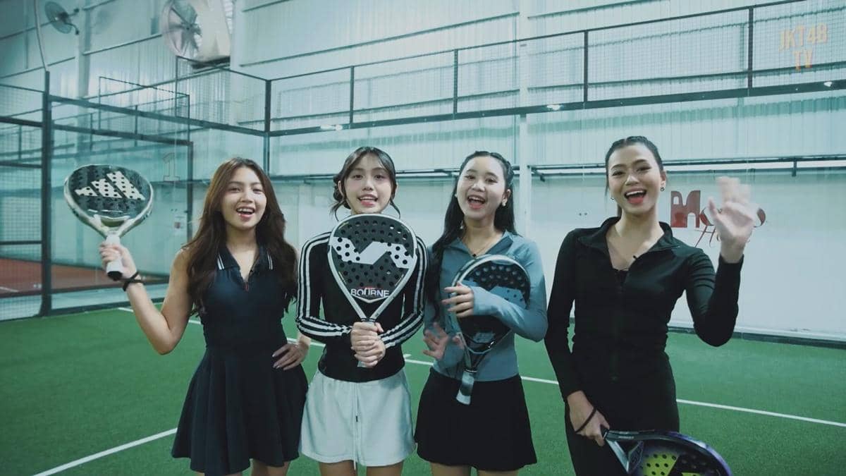 member JKT48 pertama kali main padel (youtube.com/jkt48tv)