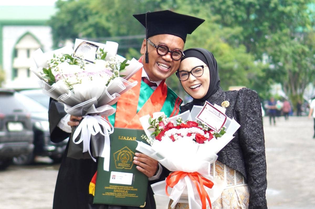 Uya Kuya wisuda S2 (instagram.com/astridkuya)