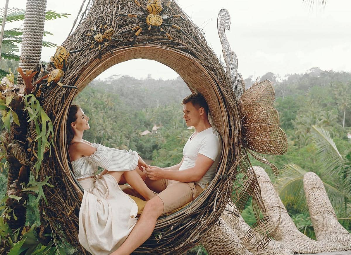 ilustrasi pasangan suami istri sedang berlibur