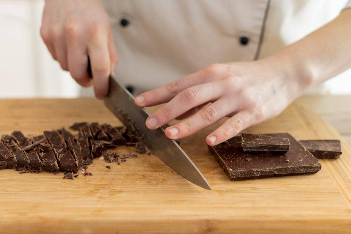 Ilustrasi memotong cokelat 