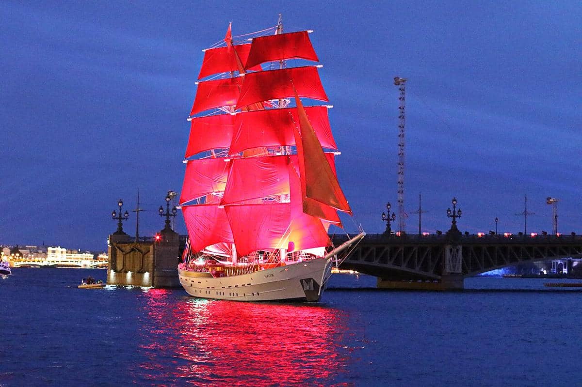 Kapal layar "Brig Russia" di perayaan tahunan "Scarlet Sails" selama Malam Putih di atas Sungai Neva, Saint Petersburg, Rusia
