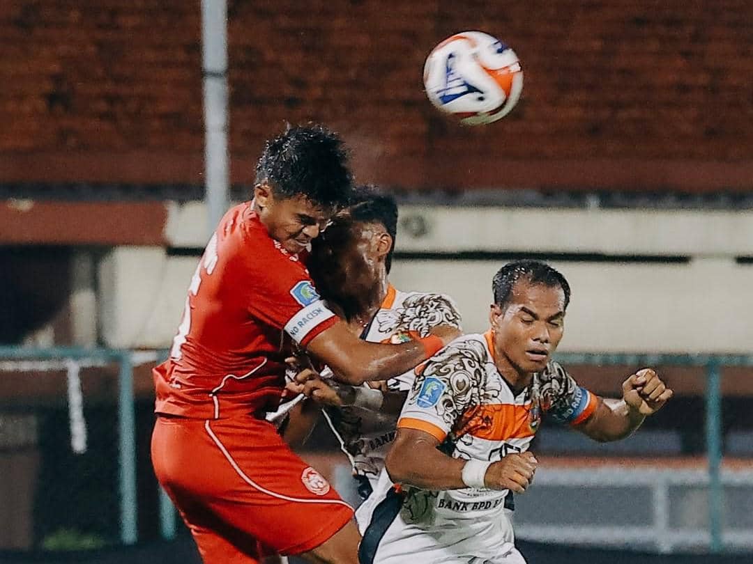 Jalannya pertandingan antara Perseden Denpasar (putih) dan Persiba Bantul (merah).