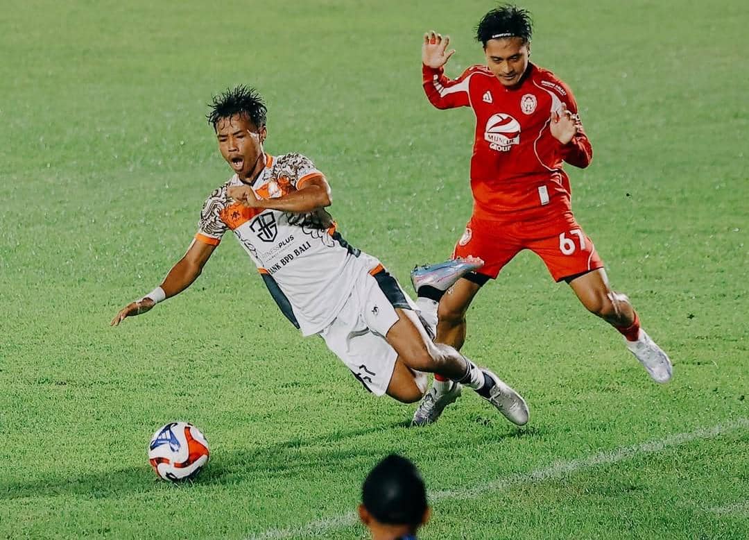 Jalannya pertandingan antara Perseden Denpasar (putih) dan Persiba Bantul (merah)