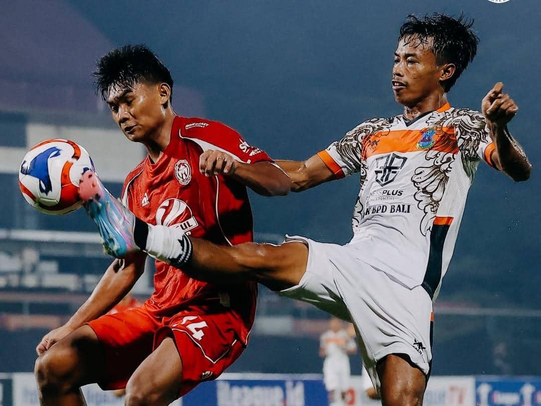 Jalannya pertandingan antara Perseden Denpasar (putih) dan Persiba Bantul.