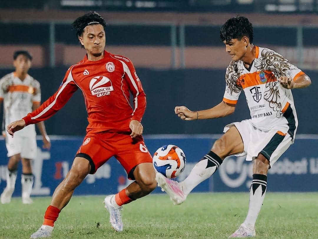 Jalannya pertandingan antara Perseden Denpasar (putih) dan Persiba Bantul (merah)