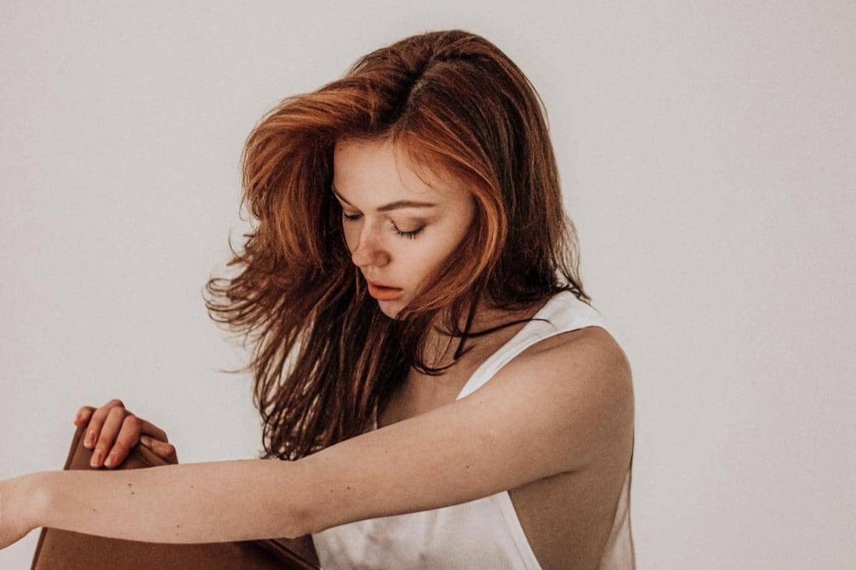 Wanita duduk di kursi.