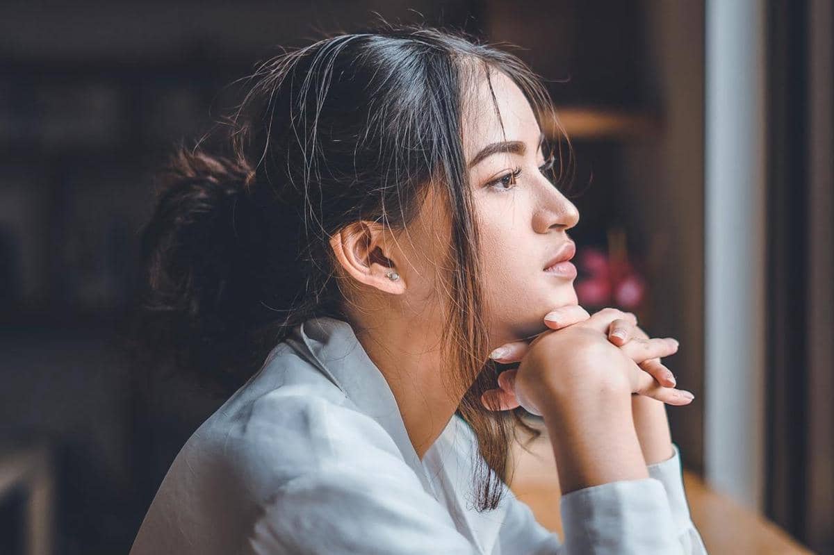 Wanita sedang melihat jendela.