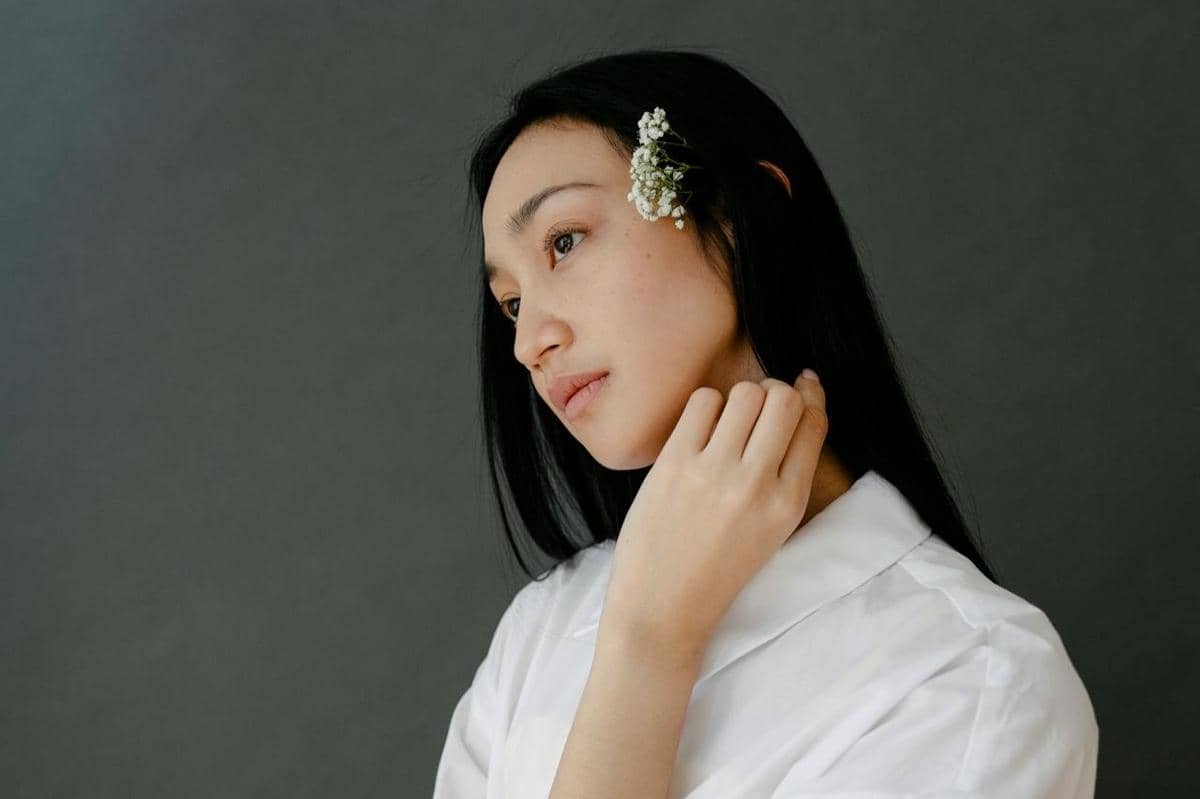 Wanita sedang merenung.