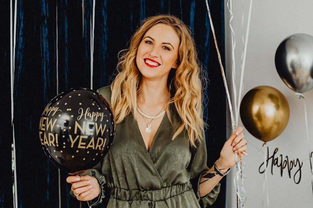 Wanita merayakan tahun baru.