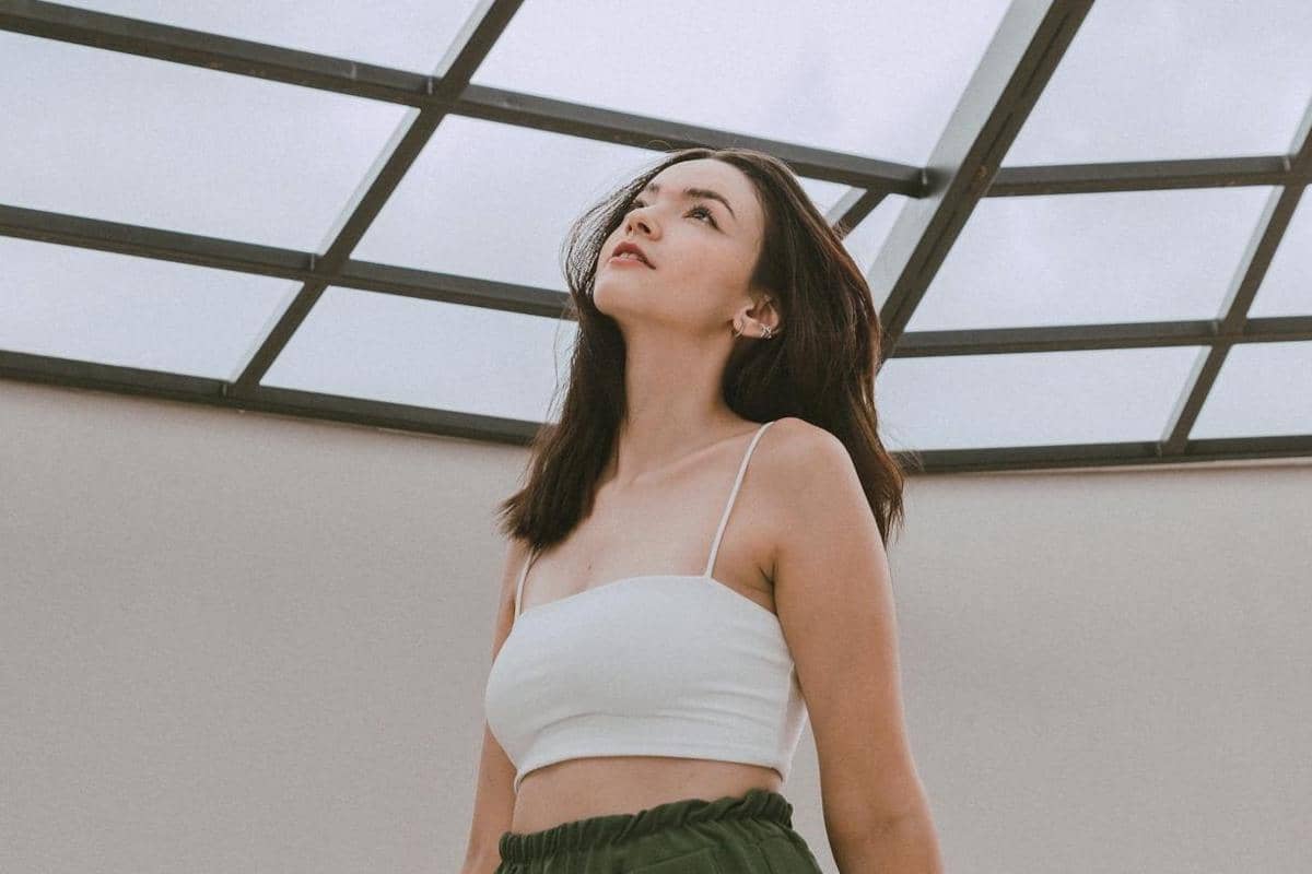 Wanita sedang melihat langit.