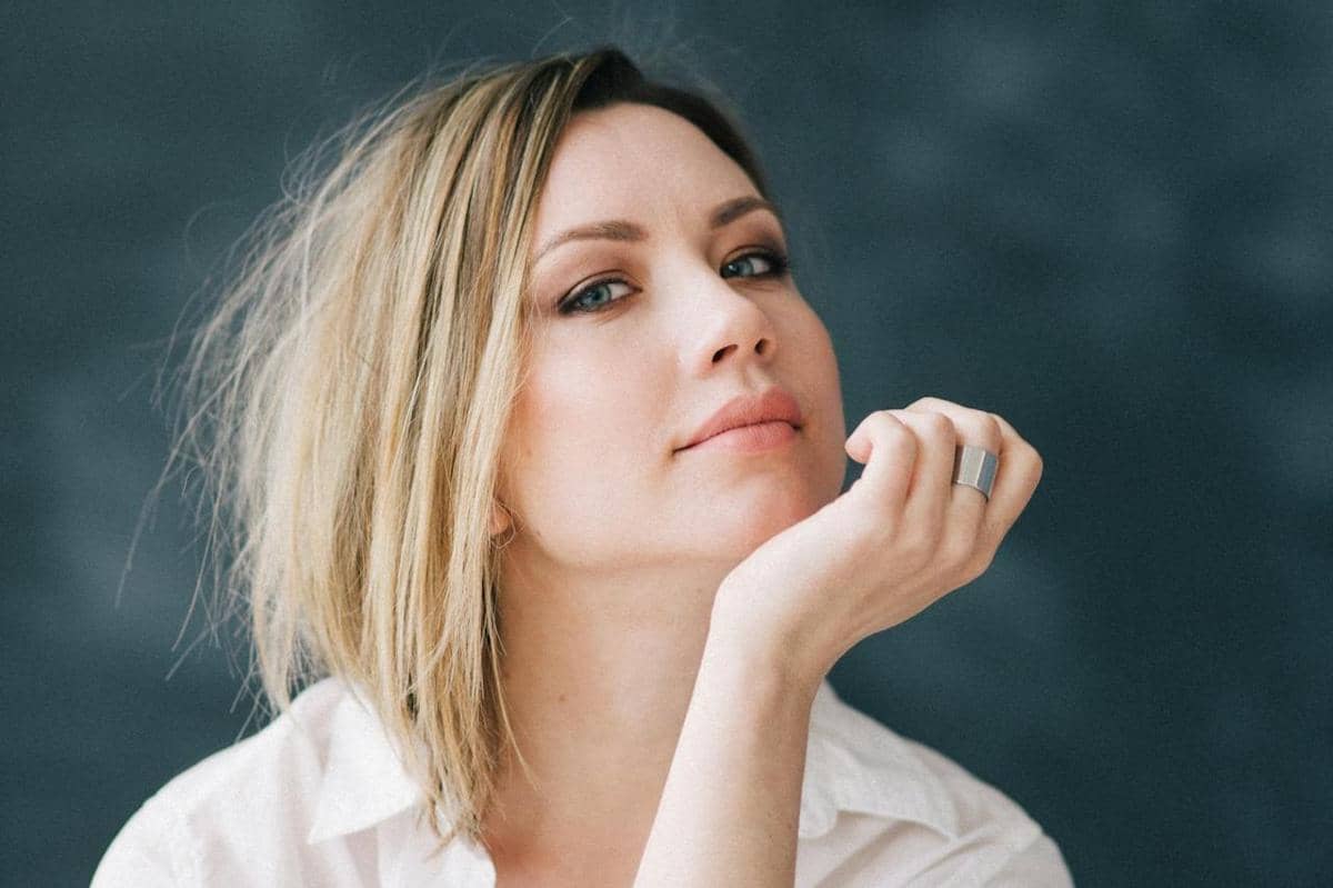 Wanita sedang berbaju putih.