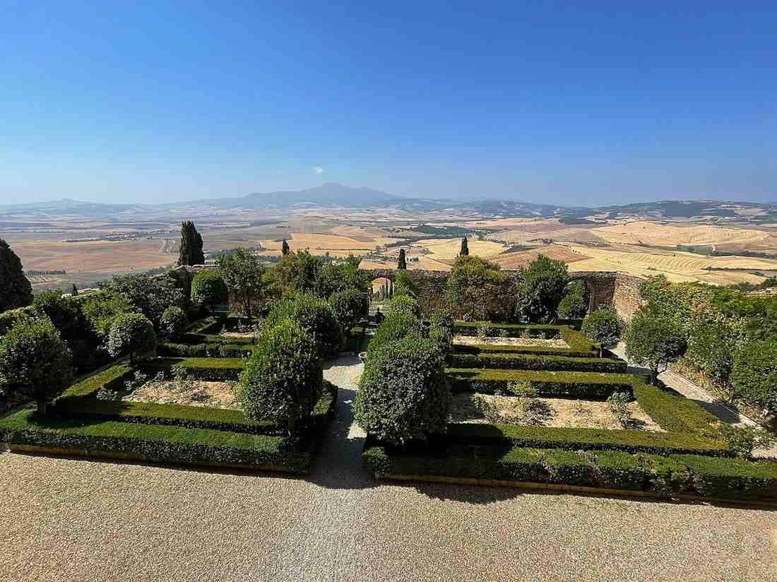 Ilustrasi giardino pensile yang dibangun berdasarkan proporsi manusia