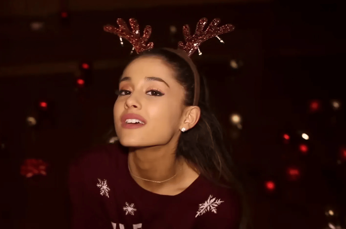 Ariana Grande dalam musik video "Santa Tell Me"