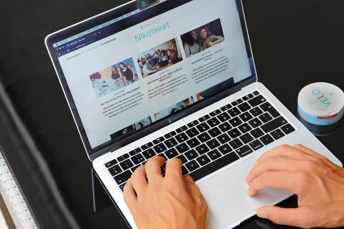 Seorang pria mengunjungi situs web browser