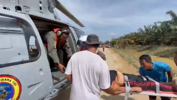 Kala Prajurit TNI AL Evakuasi Penyintas Stroke di Aceh Lewat Udara