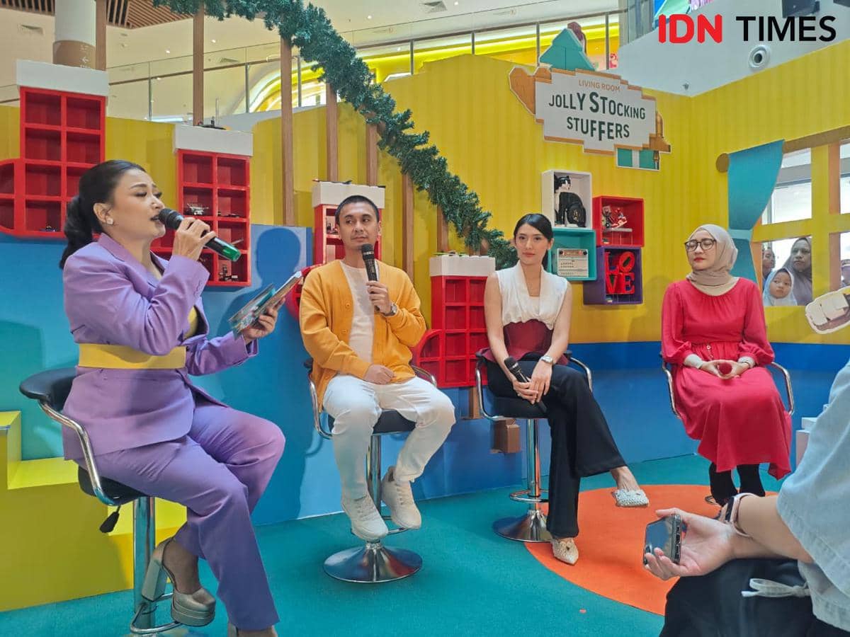 Raditya Dika dan Anissa Aziza pada talkshow #MainBarengBerbagiCeria pada Jumat (12/12/2025) di 23 Paskal Bandung, Jawa Barat.