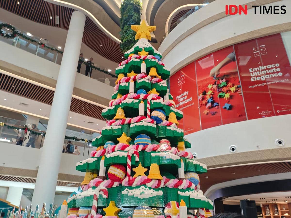 Salah satu instalasi LEGO® Holiday Experience pada Jumat (12/12/2025) di 23 Paskal Bandung, Jawa Barat.