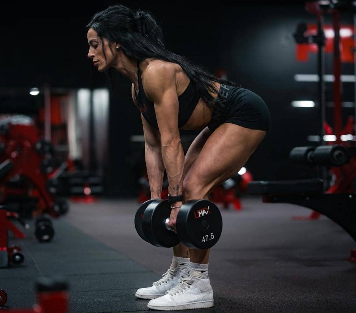 Romanian deadlift dengan barbel.