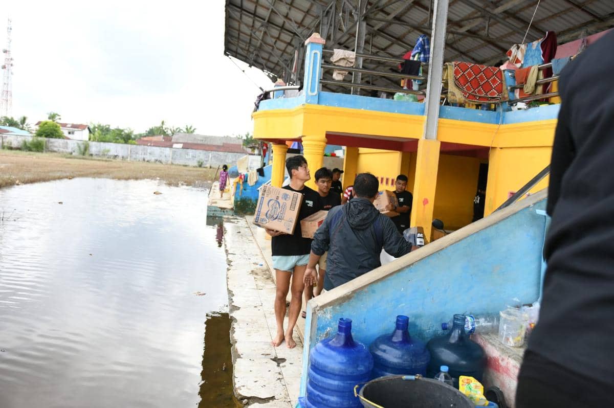 PSMS menyalurkan bantuan untuk korban banjir Langkat (dok.PSMS)