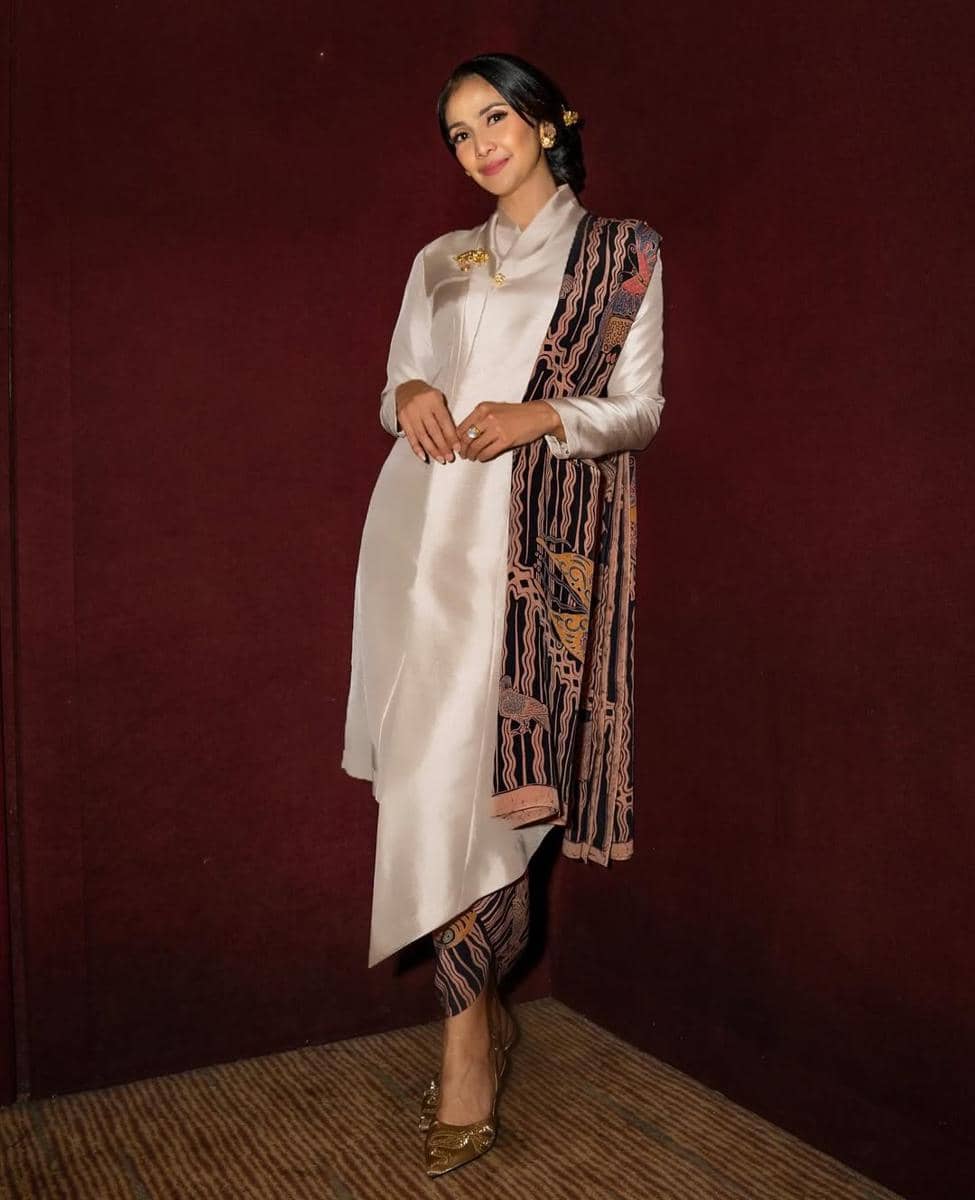 Kebaya Maudy Koesnadi. (instagram.com/maudykoesnaedi)