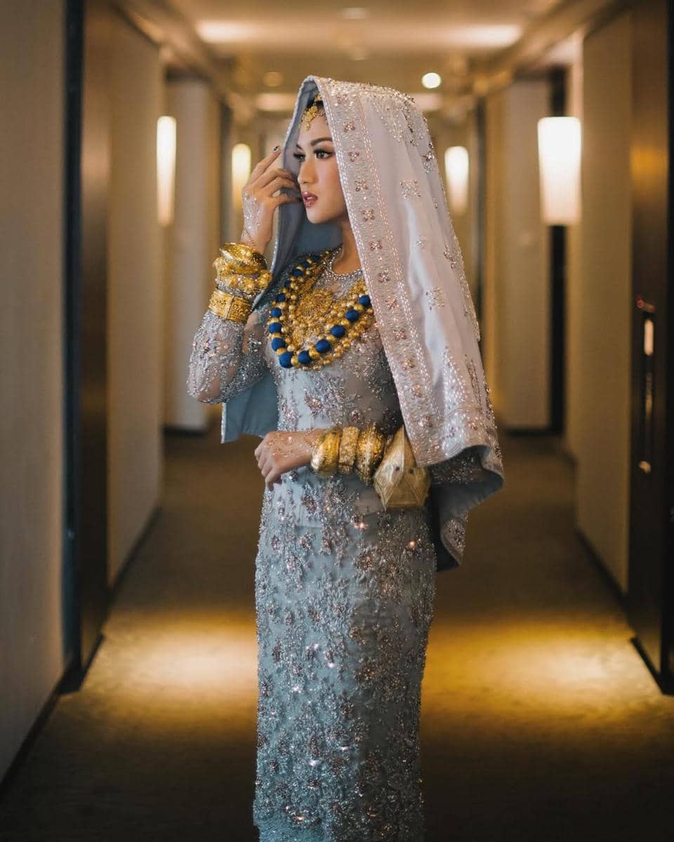 A bride today, a queen forever.Kebaya & Talakuang @renzilazuardi Make Up @marlenehariman Songket.jpg