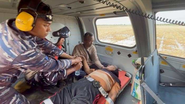 Kala Prajurit TNI AL Evakuasi Penyintas Stroke di Aceh Lewat Udara