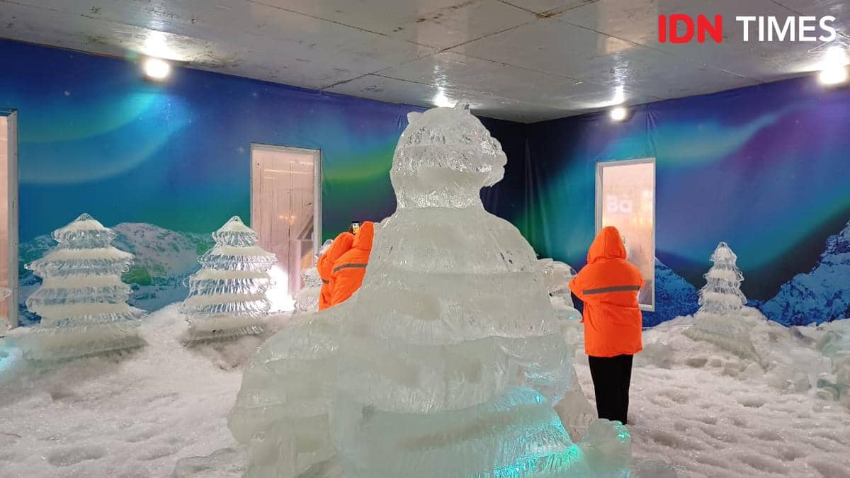 Potret ice carving salju di Christmas Aurora, Mal Ciputra, Jakarta Barat