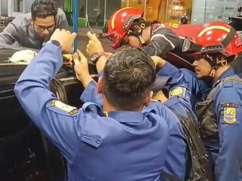 Bocah di Bekasi terkunci di dalam mobil