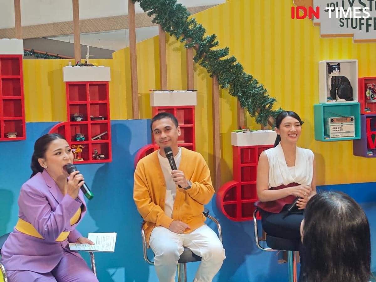 Raditya Dika dan Anissa Aziza pada talkshow #MainBarengBerbagiCeria pada Jumat (12/12/2025) di 23 Paskal Bandung, Jawa Barat.