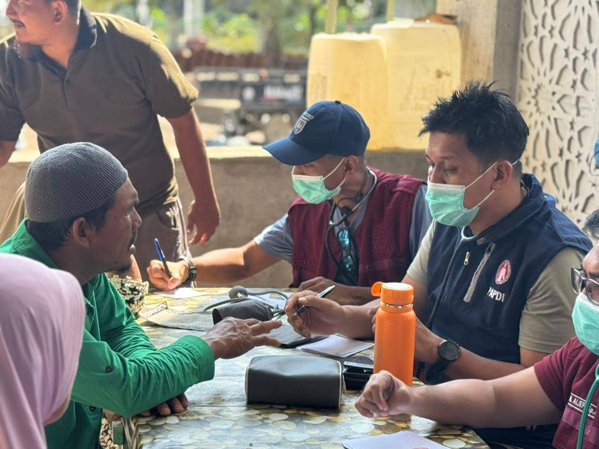 Tim medis Universitas Hasanuddin turun menangani korban bencana di Sumatra. (Dok. Unhas)