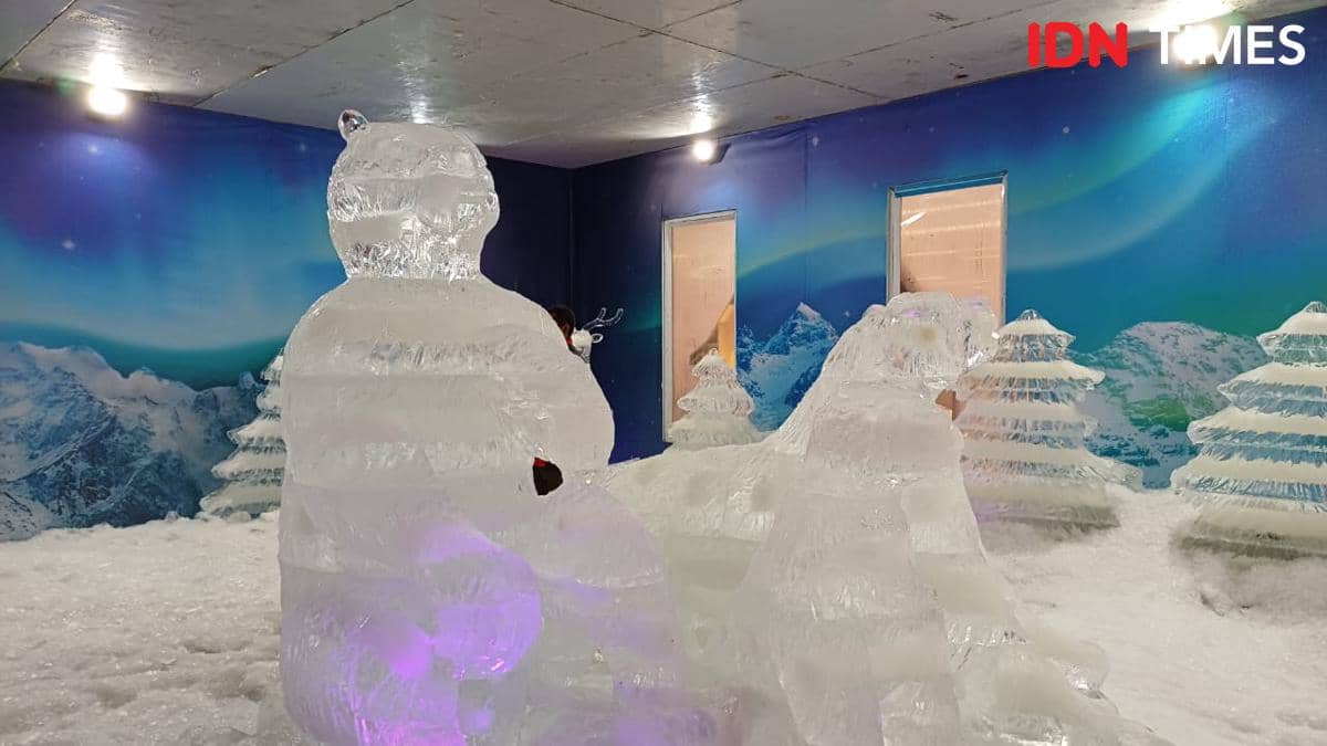 Potret ice carving hewan di Christmas Aurora, Mal Ciputra, Jakarta Barat