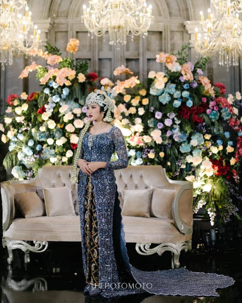 Radiating queen vibes. 👑Kebaya @renzilazuardi Make Up @marlenehariman Siger & Kain @gse_ekayana.jpg