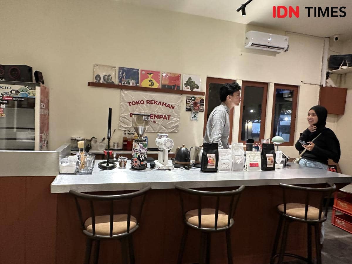Rakata Ruang, coffeeshop sajikan pemutar musik.