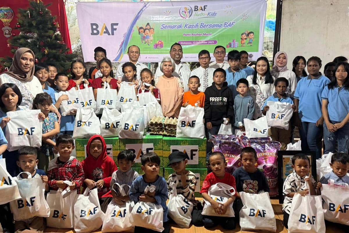 Area Marketing Manager BAF Makassar, Bachtiar M. menyerahkan bingkisan akhir tahun kepada anak-anak Panti Asuhan Murni dalam CSR BAF Nutri-Kids. (Dok. IDN Times)