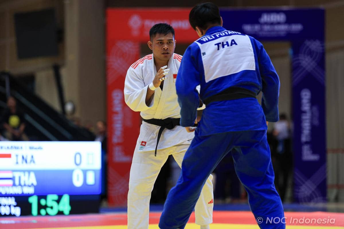 Judoka Indonesia, I Made Sastra Dharma, saat berlaga melawan Wei Puyang di final kelas 90 kilogram SEA Games 2025 (NOC Indonesia / Naif Al'as)