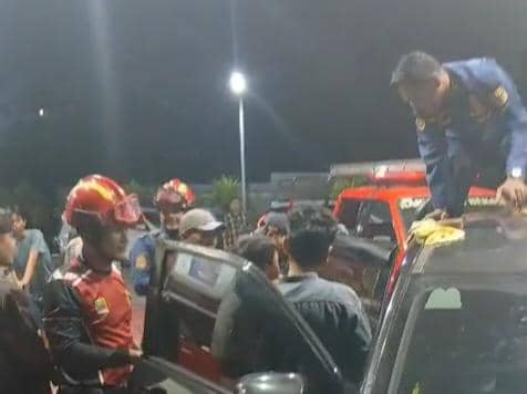 Bocah di Bekasi terkunci di dalam mobil